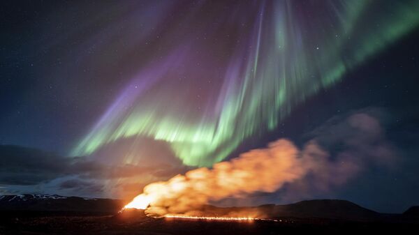 Quang cảnh khu vực phun trào núi lửa với cực quang phía bắc ở hậu cảnh, Grindavik, Iceland - Sputnik Việt Nam