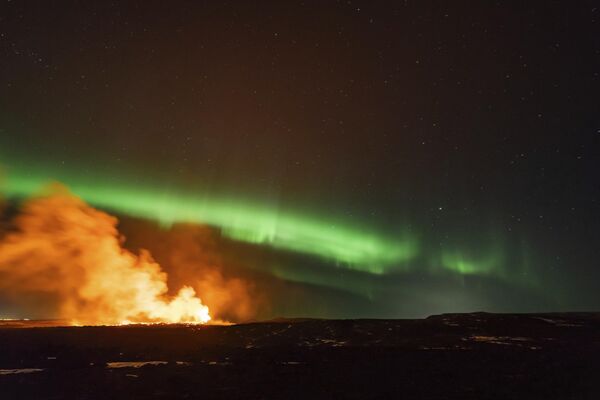 Quang cảnh khu vực phun trào núi lửa với cực quang phía bắc ở hậu cảnh, Grindavik, Iceland - Sputnik Việt Nam