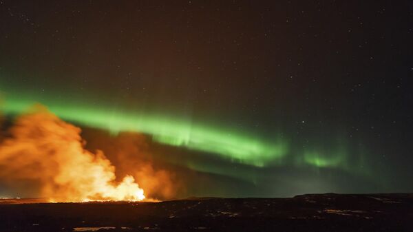 Quang cảnh khu vực phun trào núi lửa với cực quang phía bắc ở hậu cảnh, Grindavik, Iceland - Sputnik Việt Nam