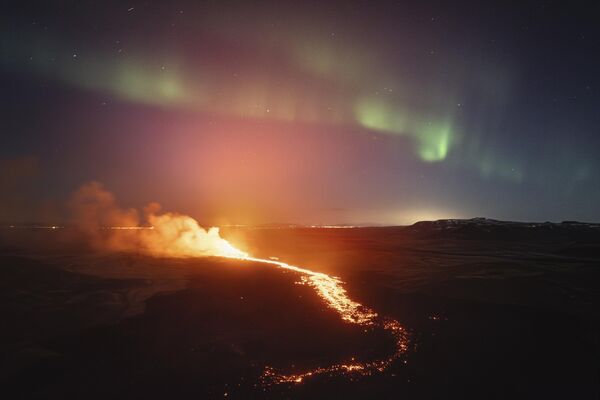 Quang cảnh khu vực phun trào núi lửa với cực quang phía bắc ở hậu cảnh, Grindavik, Iceland - Sputnik Việt Nam