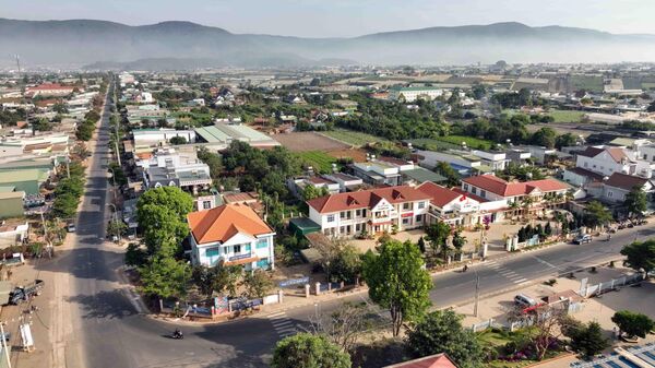 Khu dân cư tại xã Tu Tra, huyện Đơn Dương khang trang với nhiều ngôi nhà mới được xây dựng.

 - Sputnik Việt Nam