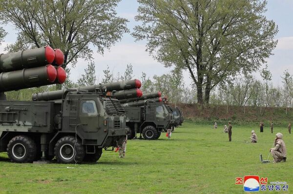 Cuộc tập trận đầu tiên của CHDCND Triều Tiên về phản công hạt nhân, sử dụng MLRS - Sputnik Việt Nam