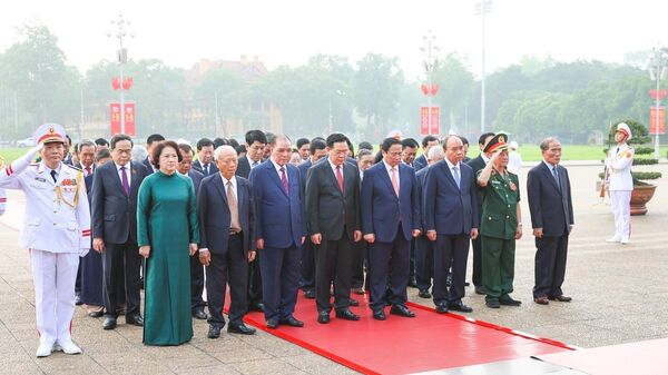 Lãnh đạo Đảng, Nhà nước vào Lăng viếng Chủ tịch Hồ Chí Minh 30/4/2024 - Sputnik Việt Nam