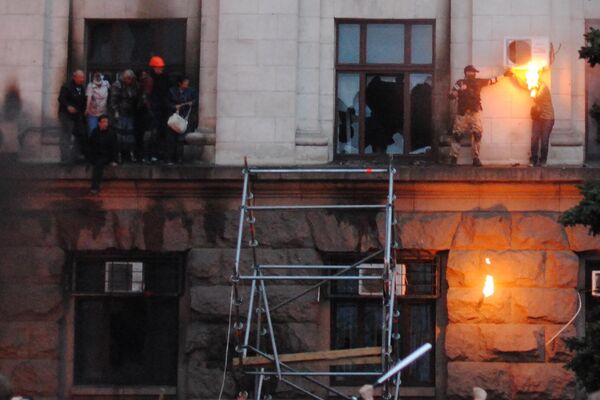 Những người nhảy xuống mái hiên trong vụ hỏa hoạn ở Nhà Công đoàn ở Odessa. Bên phải: miếng giẻ tẩm hỗn hợp dễ cháy từ chai cocktail Molotov ném vào mặt và tóc cô gái - Sputnik Việt Nam