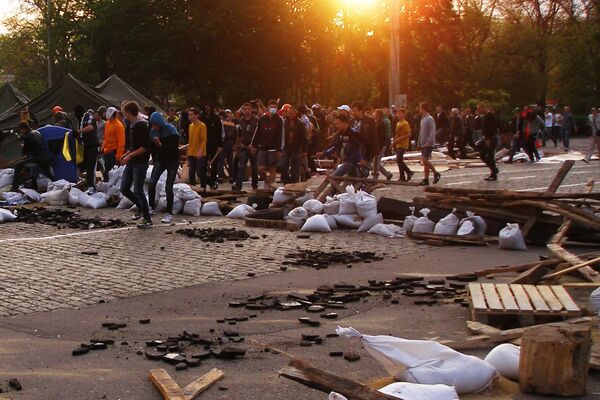 Phá hủy lều trại của các nhà hoạt động phong trào chống Maidan trên khu vực Cánh đồng Kulikovo ở Odessa - Sputnik Việt Nam