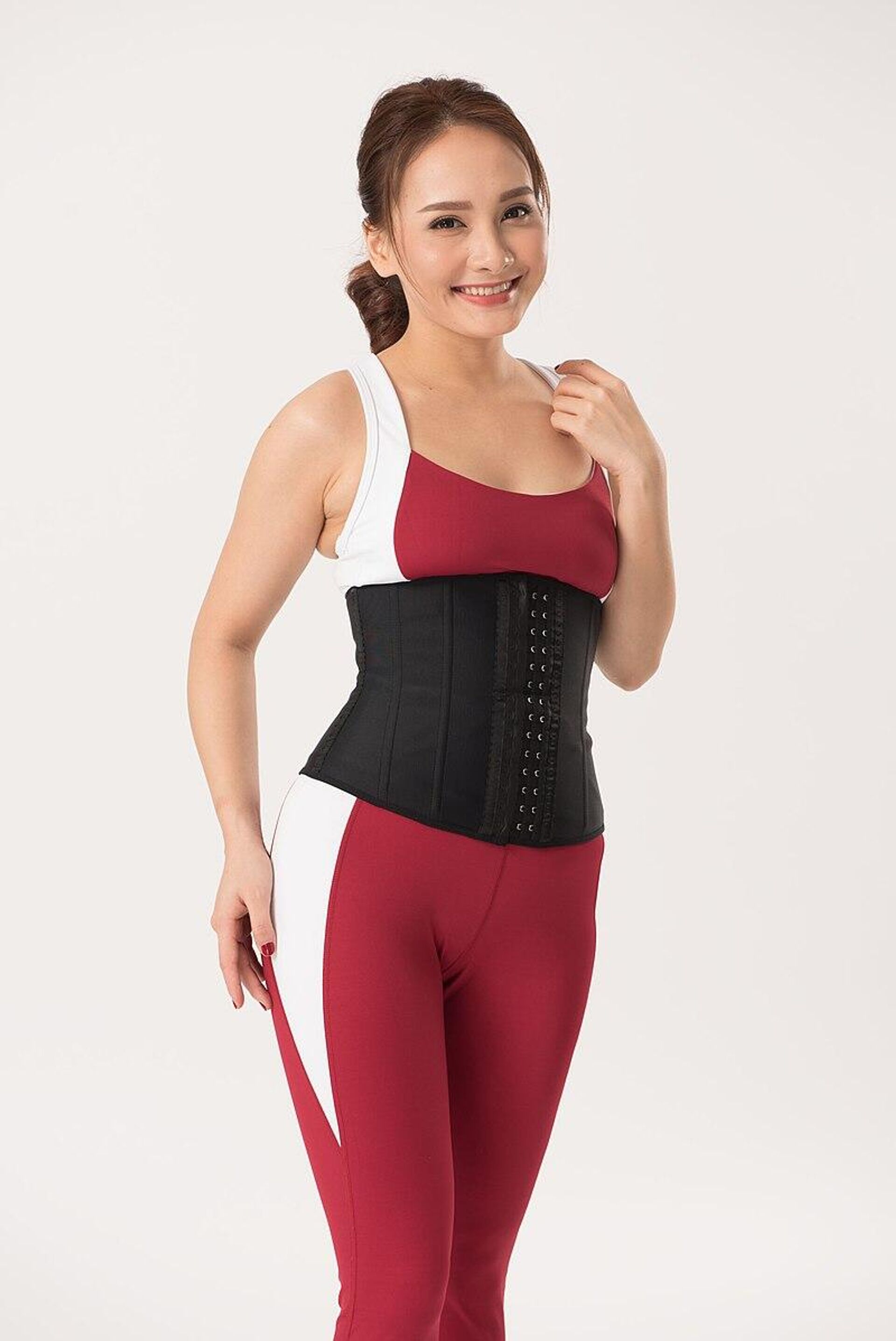 Diễn viên Bảo Thanh trong đồ tập đỏ và áo định hình Latex Việt Corset - Sputnik Việt Nam, 1920, 03.05.2024