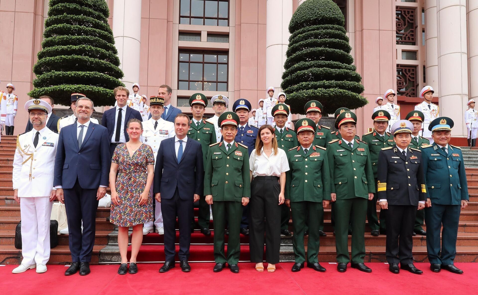 Bộ trưởng Quân đội Pháp thăm chính thức Việt Nam - Sputnik Việt Nam, 1920, 05.05.2024