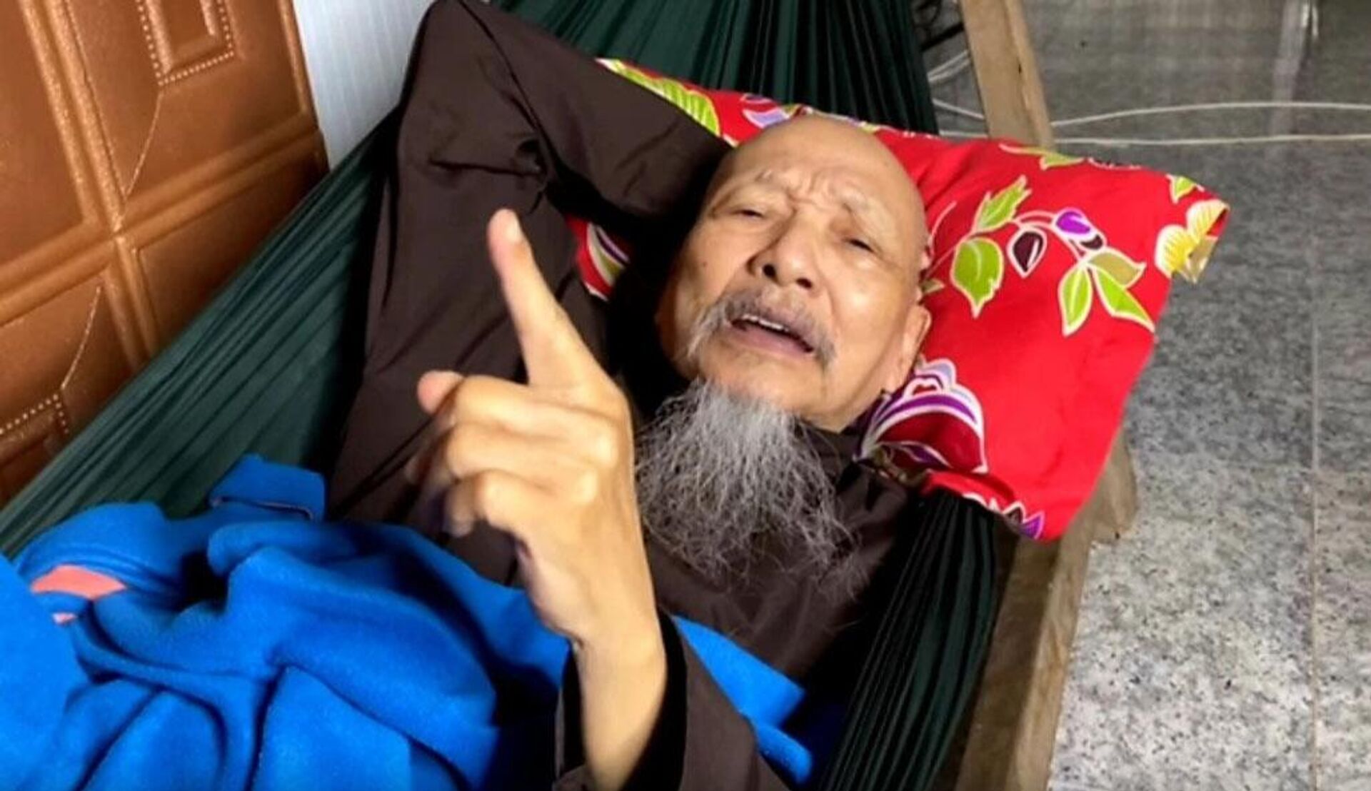 Theo quyết định truy tìm của Cơ quan ANĐT Công an tỉnh Long An, ông Lê Tùng Vân (vừa bị khởi tố về hành vi loạn luân) là cha của Lê Thanh Kỳ Duyên
 - Sputnik Việt Nam, 1920, 05.05.2024