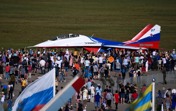 Khán giả bên máy bay chiến đấu MiG-29 của nhóm nhào lộn trên không «Cánh én» tại lễ bế mạc Diễn đàn Kỹ thuật-Quân sự Quốc tế lần thứ IV &quot; Army -2018&quot; - Sputnik Việt Nam