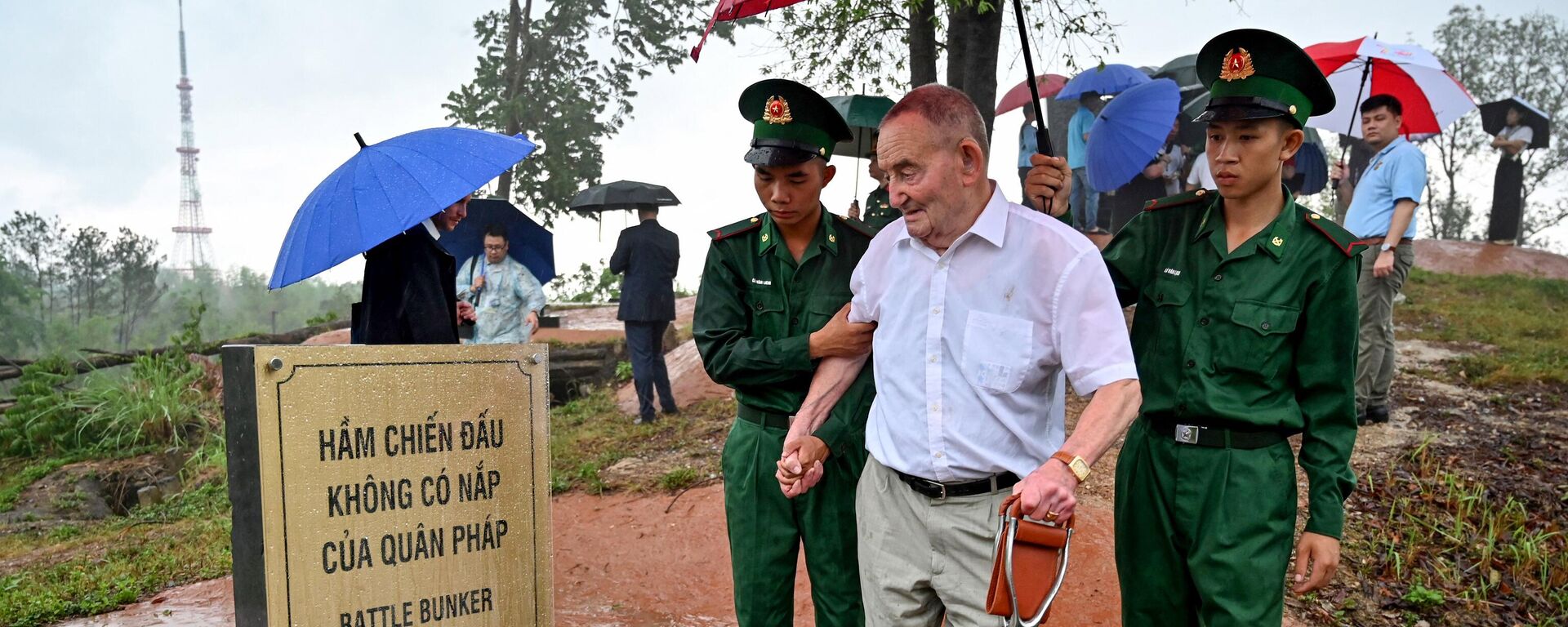 Cựu chiến binh Pháp trong trận Điện Biên Phủ, Jean-Yves Guinard, trên đỉnh đồi Him Lam trước dịp kỷ niệm 70 năm trận Điện Biên Phủ - Sputnik Việt Nam, 1920, 06.05.2024