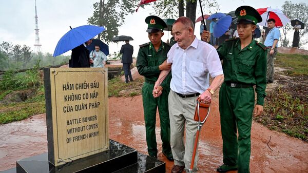 Cựu chiến binh Pháp trong trận Điện Biên Phủ, Jean-Yves Guinard, trên đỉnh đồi Him Lam trước dịp kỷ niệm 70 năm trận Điện Biên Phủ - Sputnik Việt Nam