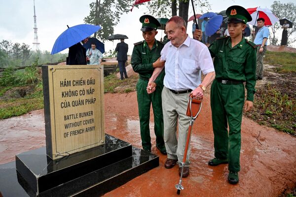 Cựu chiến binh Pháp trong trận Điện Biên Phủ, Jean-Yves Guinard, trên đỉnh đồi Him Lam trước dịp kỷ niệm 70 năm trận Điện Biên Phủ - Sputnik Việt Nam