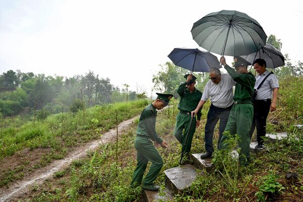 Cựu chiến binh Pháp tham gia trận Điện Biên Phủ, William Schilardi, trong chuyến thăm đồi Him Lam trước thềm kỷ niệm 70 năm trận Điện Biên Phủ - Sputnik Việt Nam