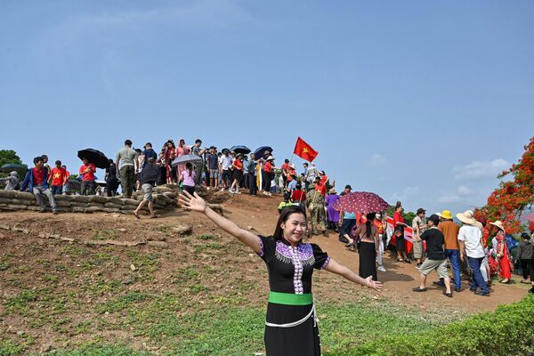 Người phụ nữ trong trang phục truyền thống Việt Nam trên đỉnh đồi ở Điện Biên Phủ trước đêm kỷ niệm 70 năm chiến thắng Điện Biên Phủ - Sputnik Việt Nam