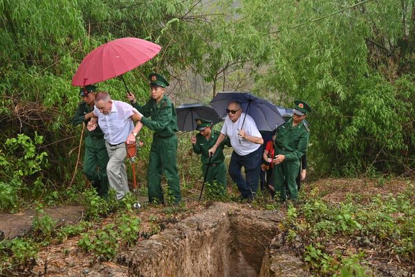 Cựu chiến binh Pháp trong trận Điện Biên Phủ Jean-Yves Guinard và William Schilardi trong chuyến thăm đồi HimLam trước lễ kỷ niệm 70 năm trận Điện Biên Phủ - Sputnik Việt Nam