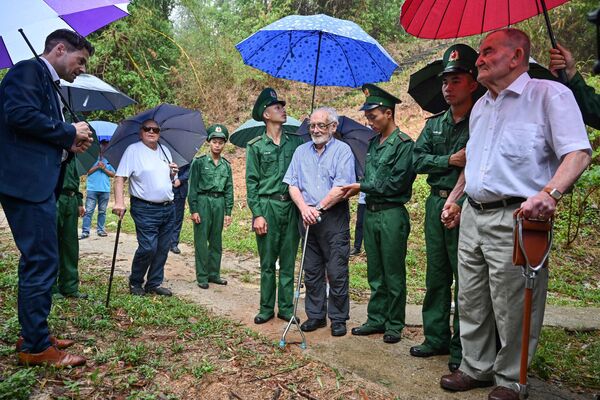 Cựu chiến binh Pháp trong trận Điện Biên Phủ William Schilardi, André Mayer, Jean-Yves Guinard và nhà sử học người Pháp Pierre Journoux trên đỉnh đồi Him Lam trước lễ kỷ niệm 70 năm Trận Điện Biên Phủ - Sputnik Việt Nam