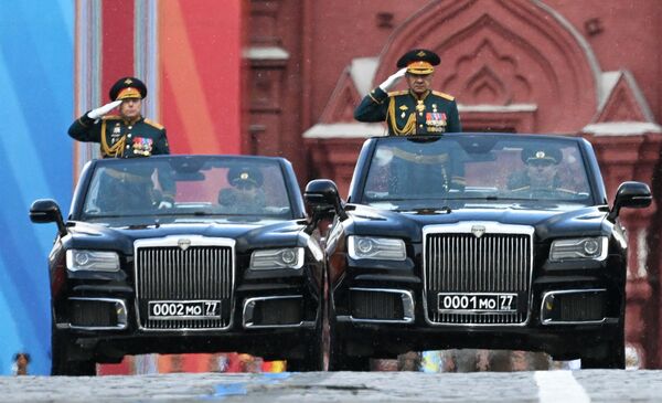 Quyền Bộ trưởng Quốc phòng LB Nga Sergei Shoigu và Tổng Tư lệnh Bộ binh LB Nga Oleg Salyukov tại cuộc diễu binh trên Quảng trường Đỏ nhân kỷ niệm 79 năm Chiến thắng trong Chiến tranh Vệ quốc Vĩ đại. - Sputnik Việt Nam