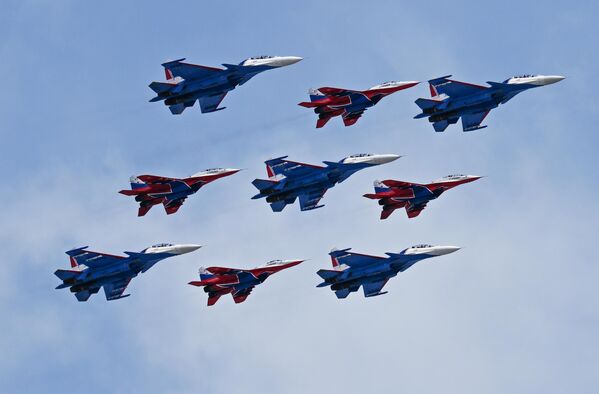 Xếp hình “Kim cương” từ các tiêm kích MiG-29, Su-30SM thuộc phi đội thuật lái “Tráng sĩ Nga” và “Cánh en” trong cuộc diễu binh trên Quảng trường Đỏ kỷ niệm 79 năm Chiến thắng trong Chiến tranh Vệ quốc Vĩ đại. - Sputnik Việt Nam