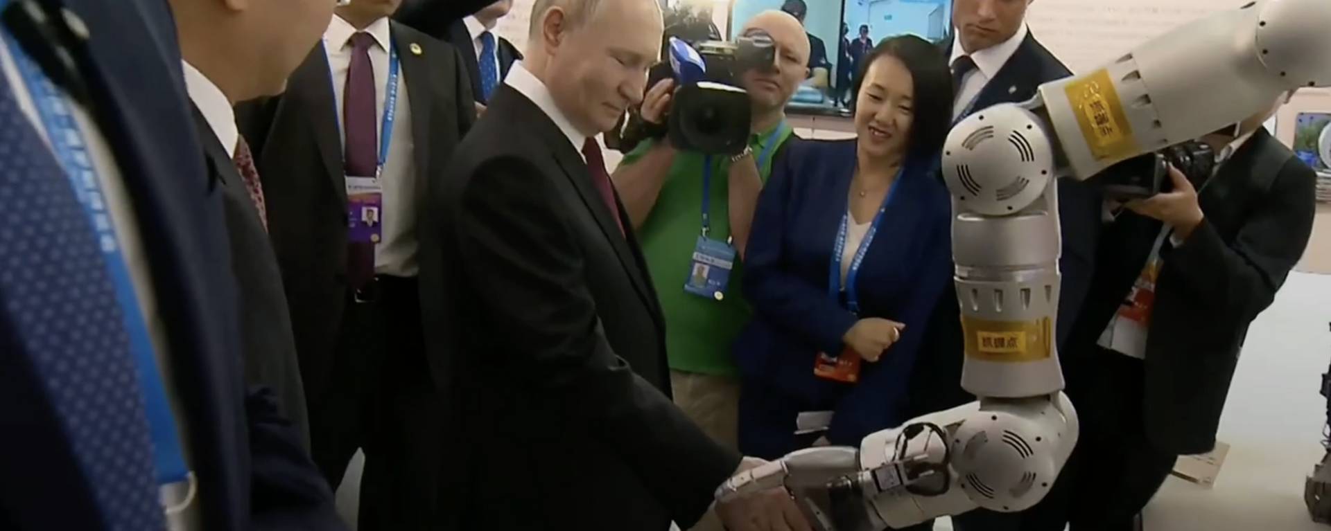 Vladimir Putin bắt tay với robot tại Đại học Bách khoa Cáp Nhĩ Tân - Sputnik Việt Nam, 1920, 17.05.2024