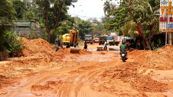 Thông xe tuyến đường bị cát lấp tại thành phố Phan Thiết (Bình Thuận) - Sputnik Việt Nam