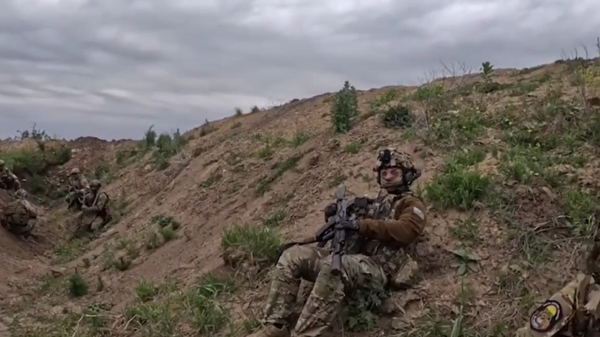 Video trực tiếp: Quân nhảy dù Nga tấn công căn cứ quân sự của LLVT Ukraina ở DNR  - Sputnik Việt Nam