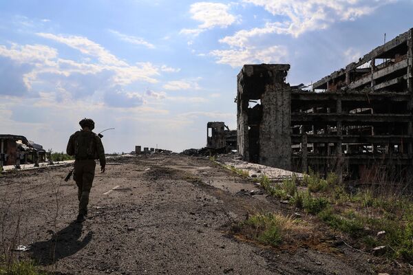 Quân nhân Lực lượng vũ trang DNR trên lãnh thổ sân bay Donetsk bị phá hủy - Sputnik Việt Nam