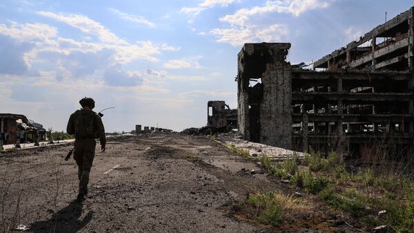 Quân nhân Lực lượng vũ trang DNR trên lãnh thổ sân bay Donetsk bị phá hủy - Sputnik Việt Nam