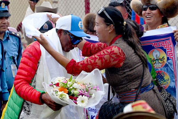 Nhà leo núi người Nepal Kami Rita Sherpa sau khi leo lên đỉnh Everest lần thứ 30 - Sputnik Việt Nam