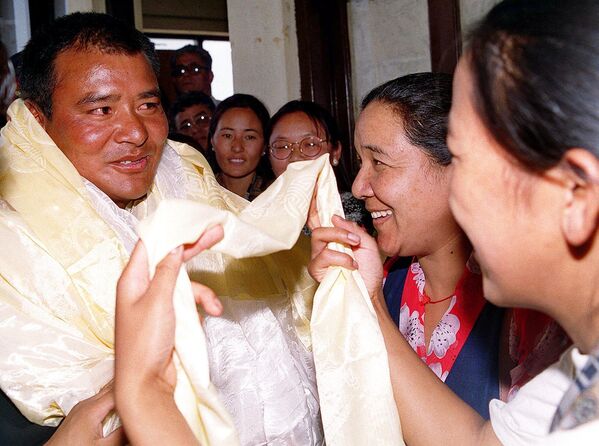 Vận động viên leo núi Babu Chiri Sherpa cùng gia đình và bạn bè sau khi trở về từ căn cứ ở Kathmandu - Sputnik Việt Nam