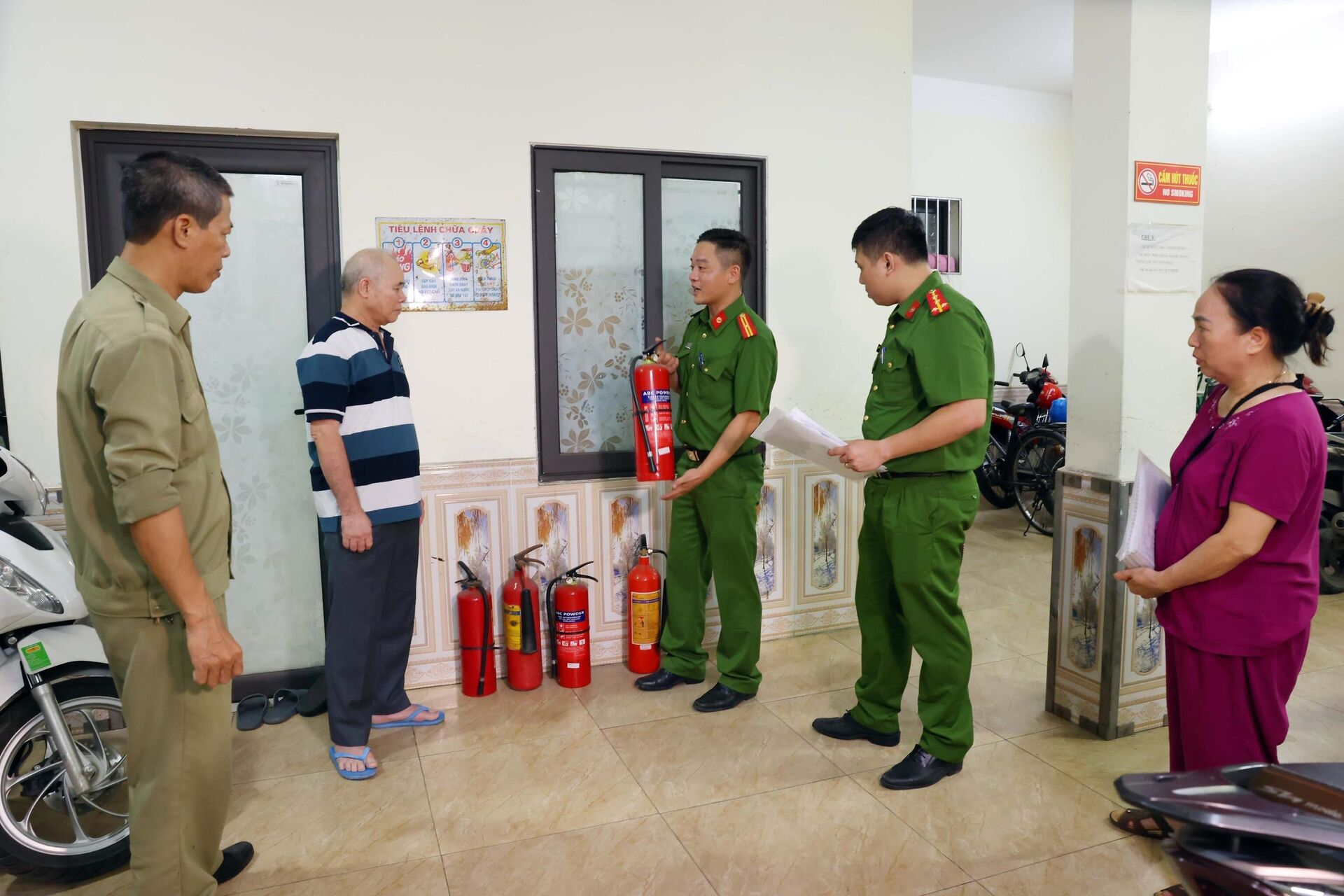 Cán bộ, chiến sĩ Công an phường Trung Hoà, quận Cầu Giấy kiểm tra, hướng dẫn trang thiết bị PCCC cho chủ cơ sở kinh doanh nhà trọ, chung cư mini. - Sputnik Việt Nam, 1920, 01.06.2024