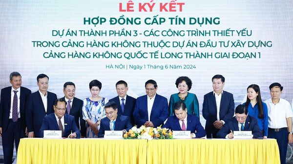 Thủ tướng Phạm Minh Chính chứng kiến ký kết giữa Tổng Công ty Cảng hàng không Việt Nam (ACV) với Ngân hàng Vietcombank, Ngân hàng BIDV, Ngân hàng Vietinbank. - Sputnik Việt Nam