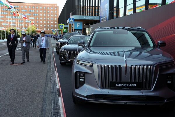 Gian hàng của thương hiệu xe ô tô Trung Quốc Hongqi tại SPIEF 2024 - Sputnik Việt Nam