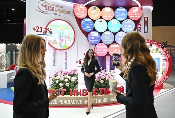 Các đại biểu SPIEF-2024 chụp ảnh lưu niệm tại gian hàng khu vực Rostov - Sputnik Việt Nam