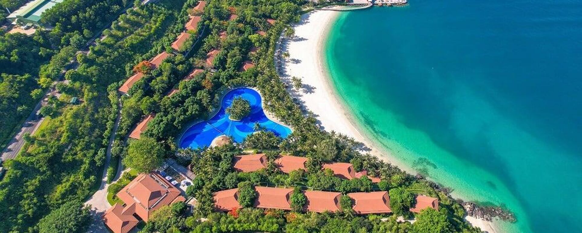 Hồ bơi tại khách sạn Vinpearl Luxury Nha Trang - Sputnik Việt Nam, 1920, 07.03.2025