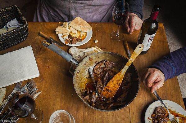 Pork, Laughter and Red Wine của nhiếp ảnh gia Tây Ban Nha Virginia Morán, người chiến thắng hạng mụcFood at the Table конкурса 2024 Pink Lady® Food Photographer of the Year , cuộc thi Pink Lady® Food Photographer of the Year 2024 - Sputnik Việt Nam