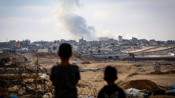Những đứa trẻ Palestine nhìn khói cuộn lên trong cuộc tấn công của Israel vào Dải Gaza - Sputnik Việt Nam