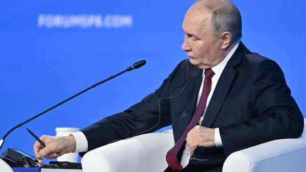 Tổng thống Nga Putin phát biểu tại phiên họp toàn thể SPIEF-2024 - Sputnik Việt Nam