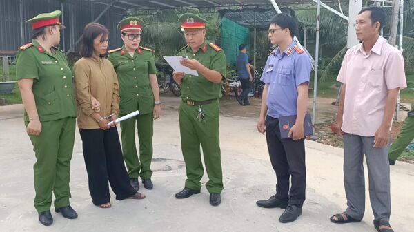 Công an thành phố Phan Thiết công bố quyết định khởi tố bị can, thực hiện lệnh bắt giam và khám xét chỗ ở đối với các bị can trong vụ giữ người trái pháp luật, bạo hành tại xã Thiện Nghiệp.  - Sputnik Việt Nam