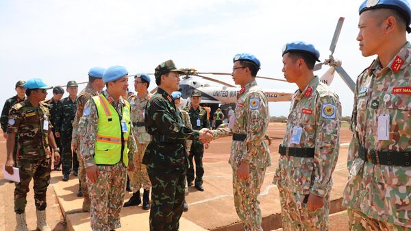 Các thành viên Đội Công binh Việt Nam đón Trung tướng Phạm Trường Sơn và Đoàn công tác tại sân bay của Phái bộ UNISFA. - Sputnik Việt Nam