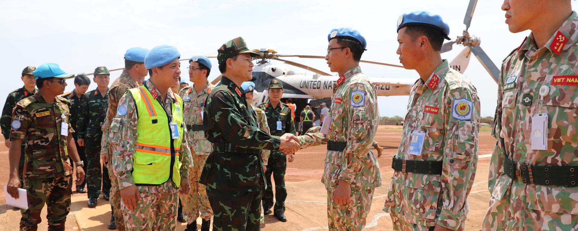 Các thành viên Đội Công binh Việt Nam đón Trung tướng Phạm Trường Sơn và Đoàn công tác tại sân bay của Phái bộ UNISFA. - Sputnik Việt Nam, 1920, 10.06.2024