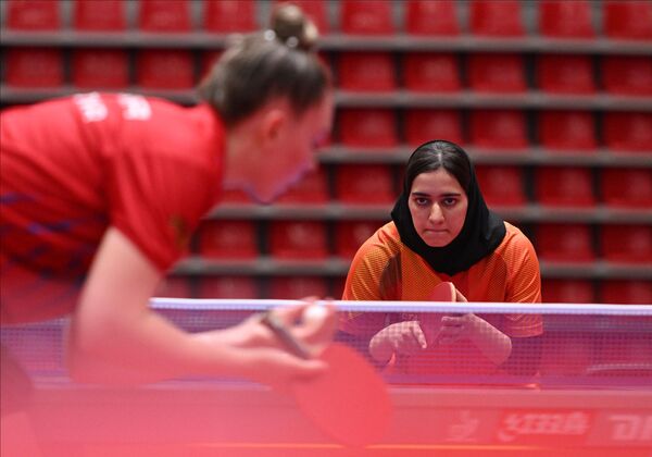 Từ trái sang phải: Các nữ vđv Maria Tailkova (Nga) và Fatemeh Yariseraj (Iran) trong trận đấu bóng bàn nữ tại BRICS Games ở Kazan - Sputnik Việt Nam