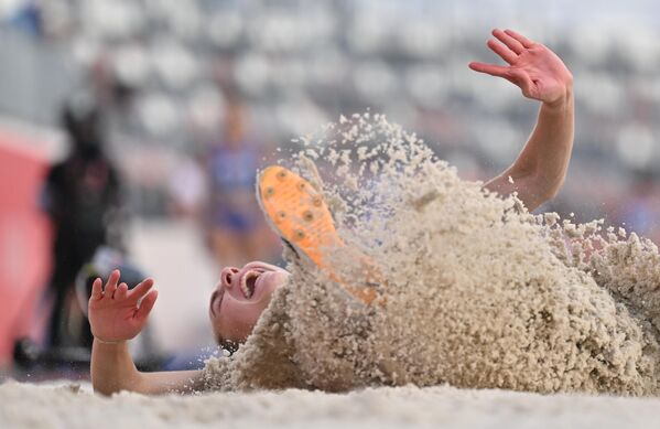 Anastasia Drozd (Belarus) thực hiện nội dung nhảy xa trong nội dung thi chung kết nữ tại BRICS Games ở Kazan - Sputnik Việt Nam