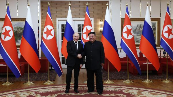 Tổng thống Nga Vladimir Putin và Chủ tịch Bộ Ngoại giao Cộng hòa Dân chủ Nhân dân Triều Tiên Kim Jong-un trong bức ảnh chung ở Bình Nhưỡng - Sputnik Việt Nam