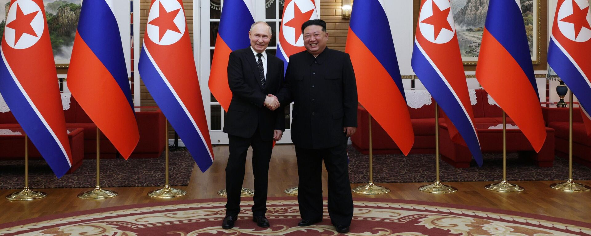 Tổng thống Nga Vladimir Putin và Chủ tịch Bộ Ngoại giao Cộng hòa Dân chủ Nhân dân Triều Tiên Kim Jong-un trong bức ảnh chung ở Bình Nhưỡng - Sputnik Việt Nam, 1920, 19.06.2024