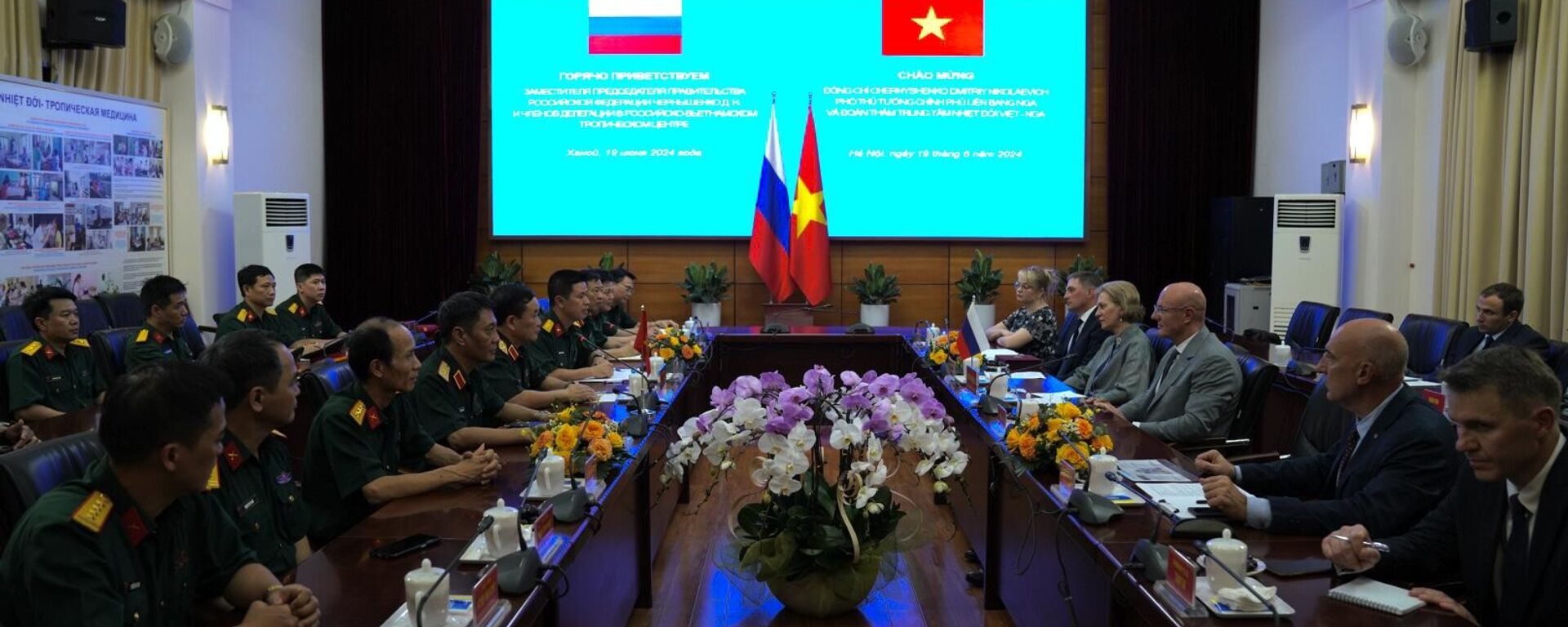 Phó Thủ tướng Dmitry Chernyshenko đến thăm và làm việc tại Trung tâm Nhiệt đới Việt Nga ngày 19/6/2024 - Sputnik Việt Nam, 1920, 19.06.2024