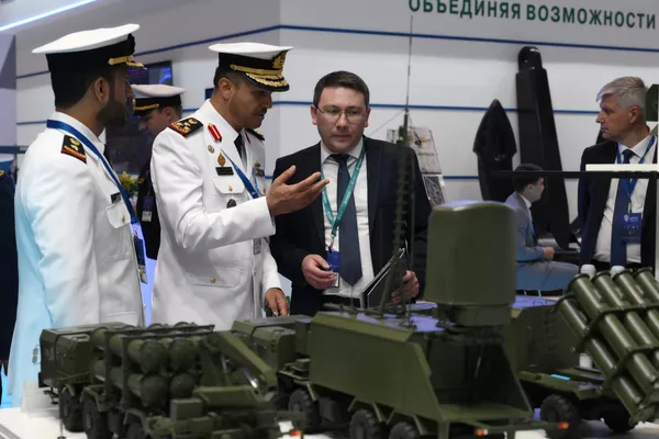 Khách tham quan tại triển lãm hải quân quốc tế "Hạm đội-2024" ở Kronstadt Khách tham quan tại triển lãm hải quân quốc tế "Hạm đội-2024" ở Kronstadt - Sputnik Việt Nam