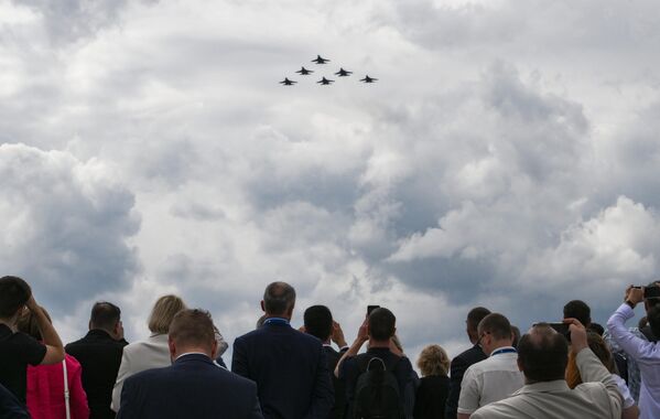 Các tiêm kích Su-30SM và Su-35S của đội nhào lộn trên không mang tên “Các Hiệp sĩ Nga” tại triển lãm hải quân quốc tế Hạm đội-2024 ở Kronstadt - Sputnik Việt Nam