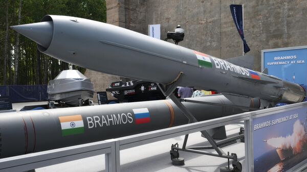 Сверхзвуковая противокорабельная ракета Brahmos на международном военно-морском салоне Флот-2024 в Кронштадте - Sputnik Việt Nam