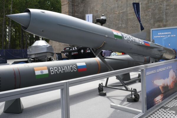 Tên lửa chống hạm siêu thanh Brahmos tại triển lãm hải quân quốc tế “Hạm đội-2024” ở Kronstadt - Sputnik Việt Nam