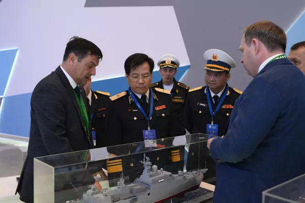 Khách tham quan tại triển lãm hải quân quốc tế "Hạm đội-2024" ở Kronstadt Khách tham quan tại triển lãm hải quân quốc tế "Hạm đội-2024" ở Kronstadt - Sputnik Việt Nam